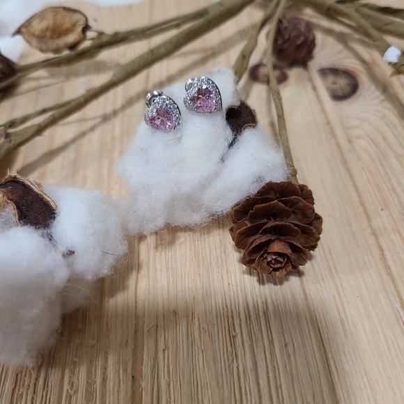 💗💗NEW💗💗 PRETTY!! BARBIE  PINK AND WHITE Heart CZ Studs💗💗 - Picture 12 of 16